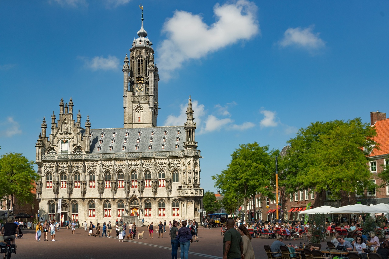 Dagje uit in Middelburg. De Markt met het oude stadhuis 