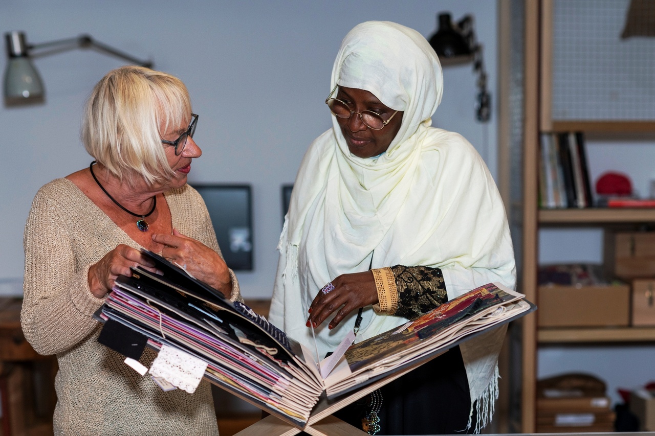 Samenwerking Pennywafelhuis art community uit Dauwendaele met Werkplaats Zeeuws Museum - samen bestuderen van stalenboek 