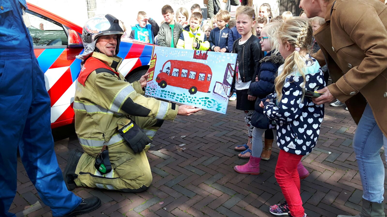 Leerlingen van OBS De Zandplaat uit Ovezande worden na het bezoek aan het museum verrast door een brandweerauto van sponsor Zeeland Refinery