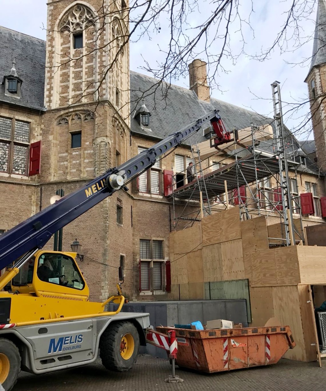 Kemperman Restauratie uit Bergen op Zoom zorgt voor de plaatsing van de sarcofaag in Dit is Zeeland... via het raam!