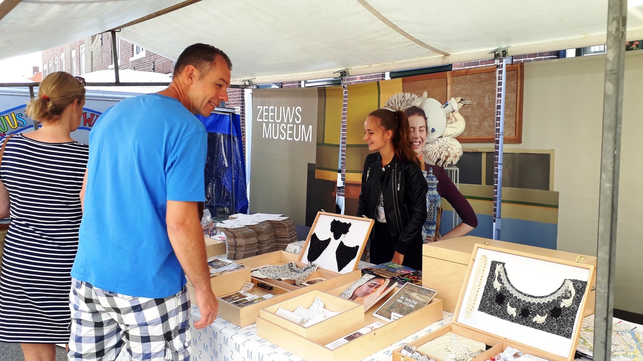 Op een zomermarkt in 2018...