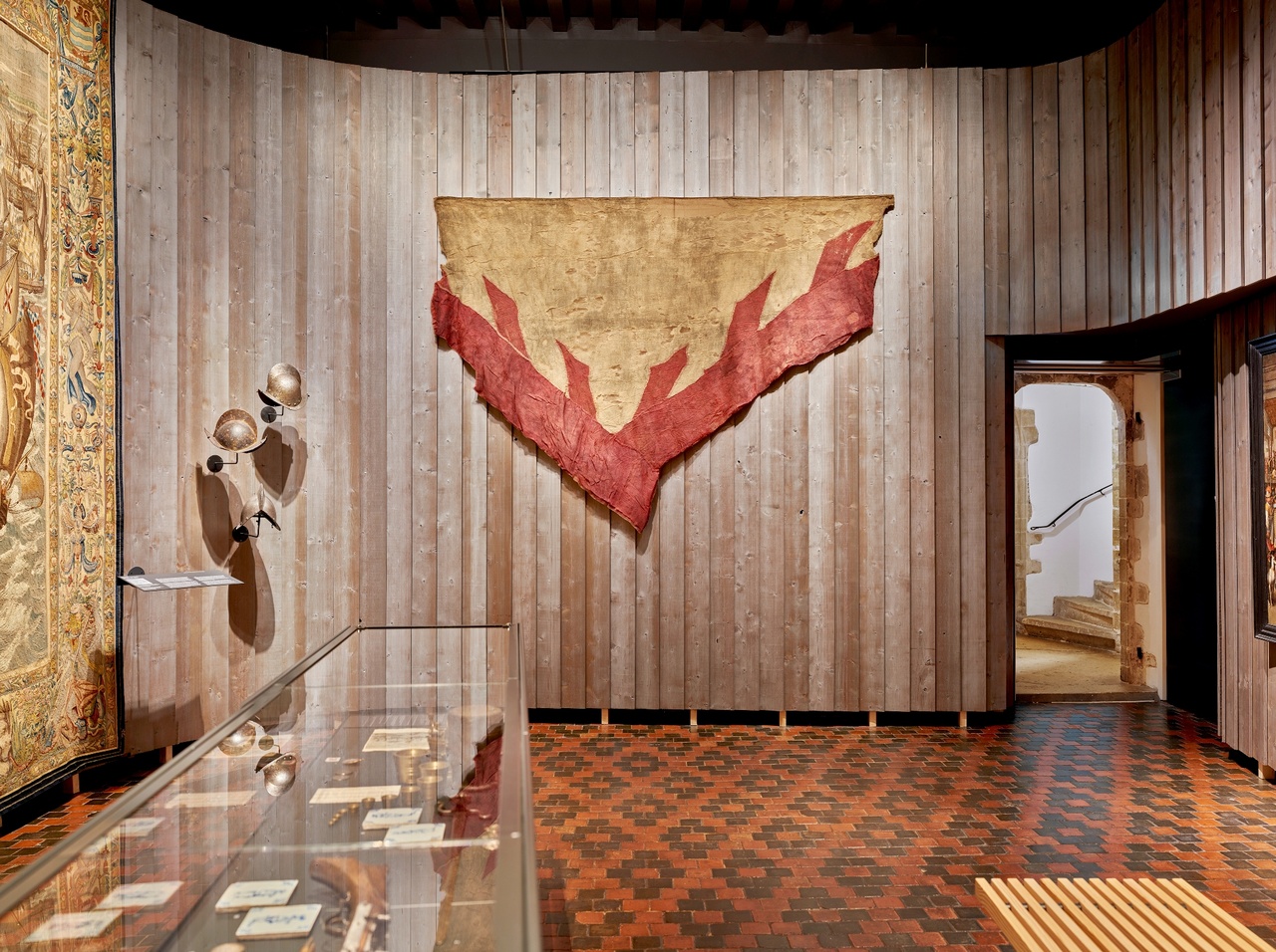 Fragment van een Spaanse scheepsvlag (uit de Tachtigjarige Oorlog) van het Rijksmuseum hangt (tijdelijk) in de Wandtapijtenzaal