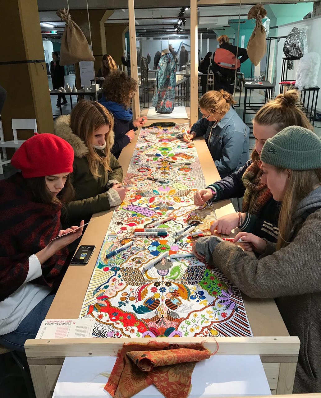 Bezoekers actief aan het inkleuren tijdens de presentatie Zeeuws Museum X Remi Veldhoven op de Dutch Design Week in Eindhoven