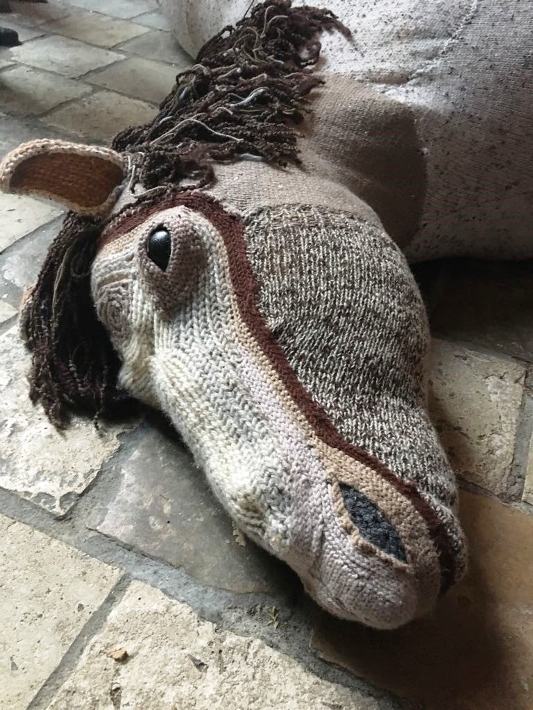 Het gebreide paard van Carmen Schabracq voor de voorstelling Kustpijn Paardenkracht in de werkplaats van het museum