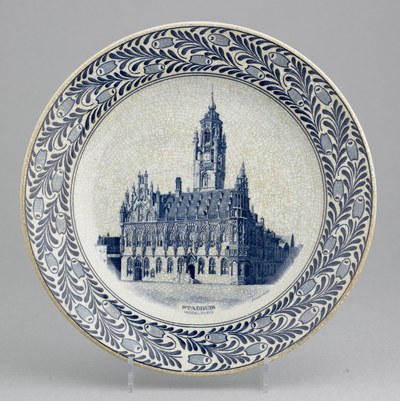 Aardewerken bord met Stadhuis Middelburg (M00-122a), onderdeel van de keramiektaxatie.