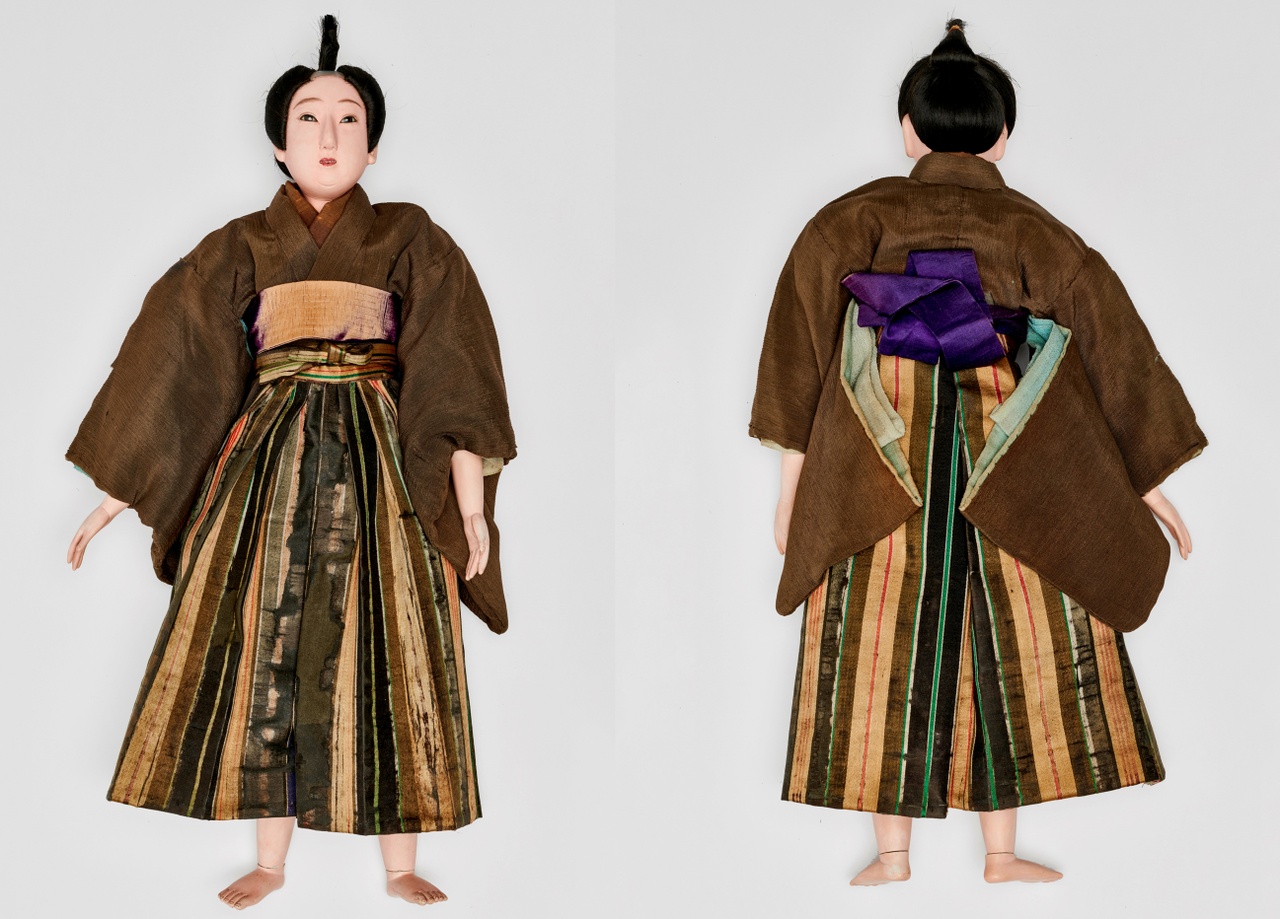 Voor- en achterzijde mannelijk Japanse kostuumpop, circa 1875, na restauratie