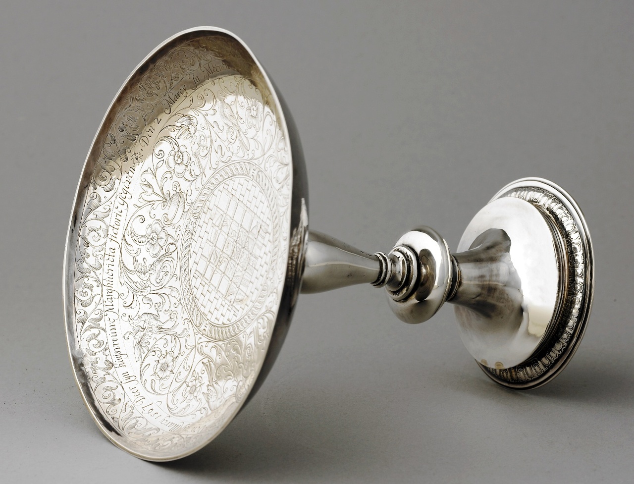 Uitgaande bruikleen: Courten-tazza, herdenkingsschaal op de ontsnapping van Guillaume Coerten uit handen van de hertog van Alva in 1567, 1597 (zilver), collectie Zeeuws Genootschap, aangekocht met steun van de Vereniging Rembrandt, de Provincie Zeeland, de Stichting Dr. Hendrik Muller’s Vaderlandsch Fonds en het Familiefonds Hurgronje. Foto Ivo Wennekes