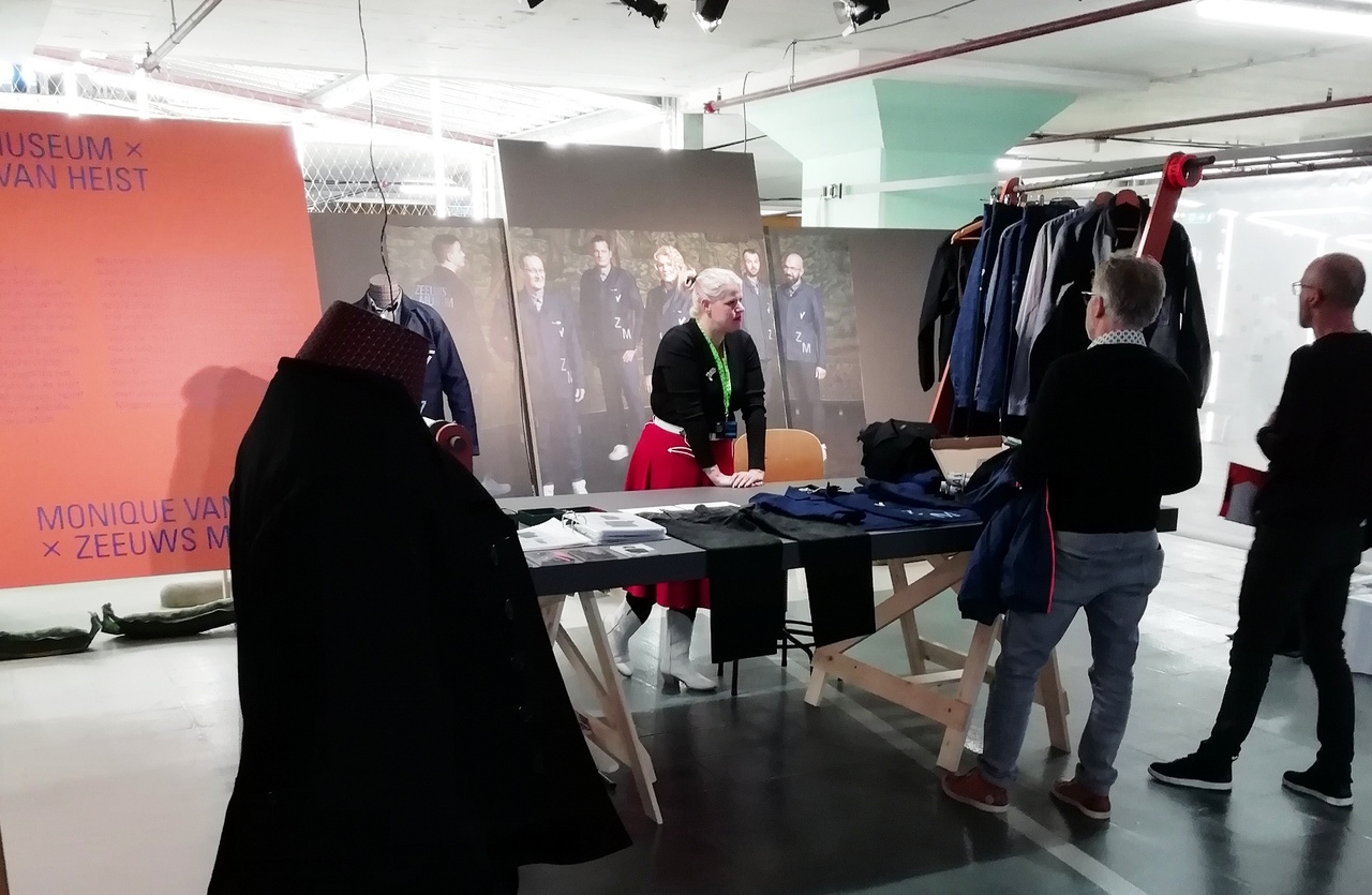 De stand van het Zeeuws Museum met Mannenpak x Monique van Heist, in het Veemgebouw tijdens de DDW in Eindhoven