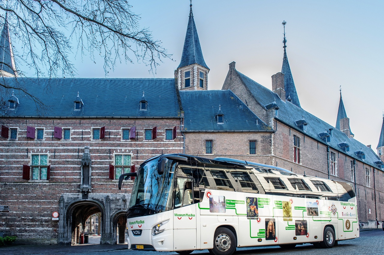 De Museum Plus Bus geparkeerd bij de entree van het Zeeuws Museum