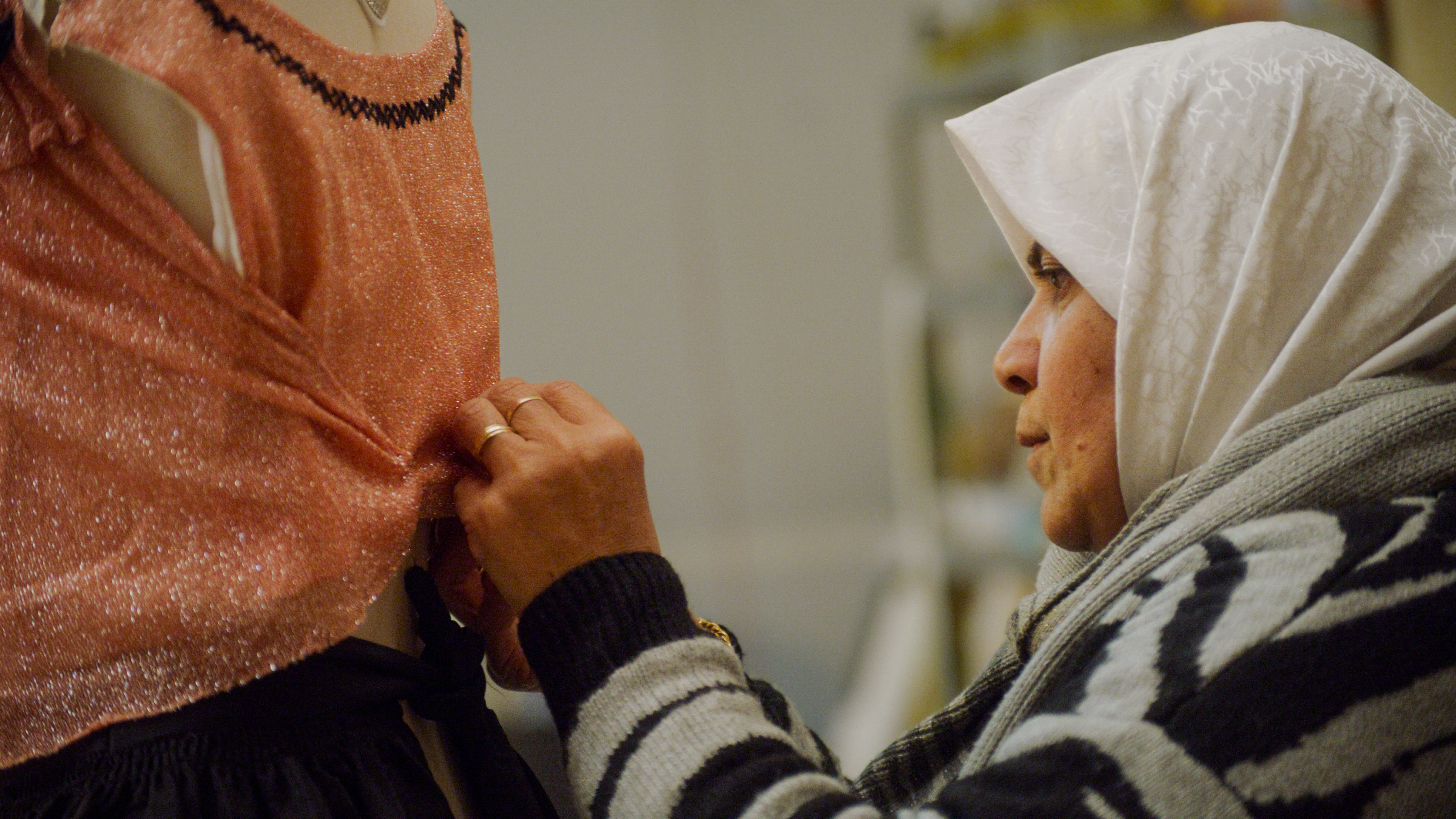 Medewerker Pennywafelhuis in atelier Duran Lantink voor HOTCHPOTCH - filmstill Jip Mus